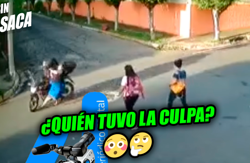 Captan el momento en el que un motociclista atropella a una mujer al momento de cruzar la calle