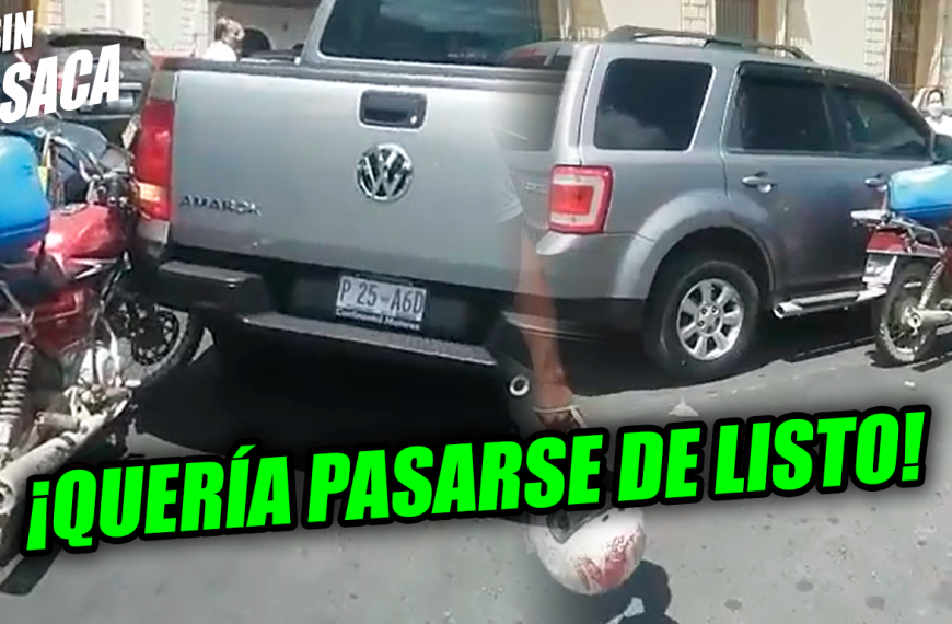 VIDEO: Motociclista queda atrapado tras intentar pasar entre dos vehículos