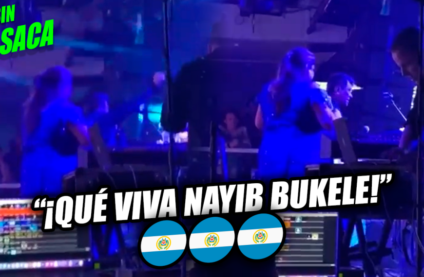 Álvaro Torres menciona a Nayib Bukele en un concierto y el público estalla de emoción