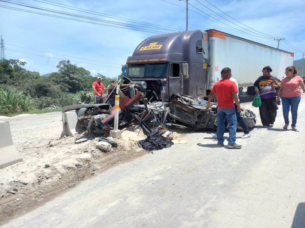 Rastra se queda sin frenos y ocasiona múltiple accidente sobre el Redondel…