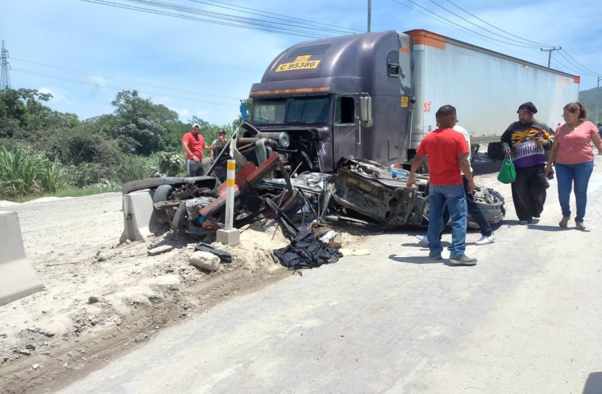 Rastra se queda sin frenos y ocasiona múltiple accidente sobre el Redondel Integración