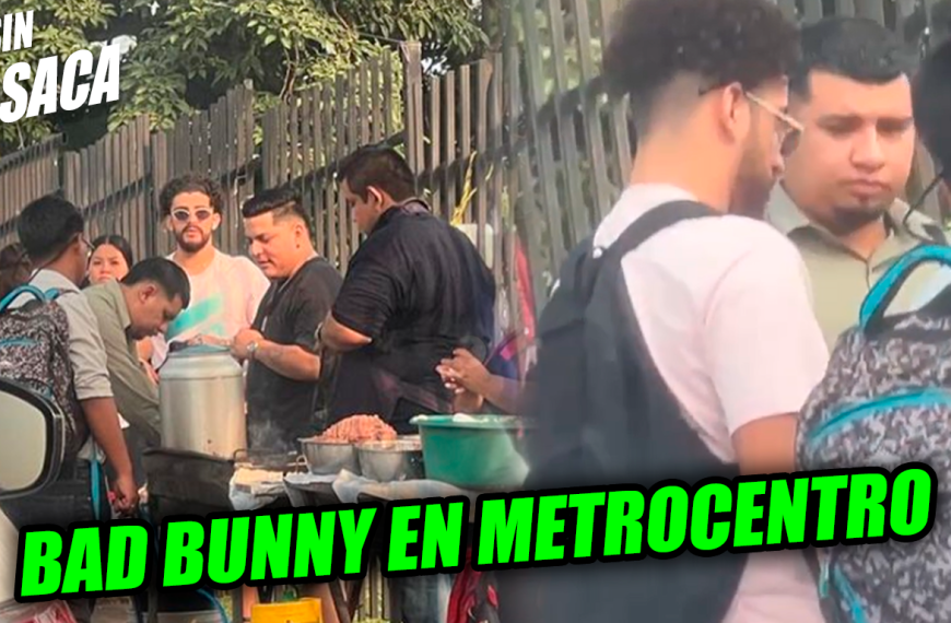 Captan a Bad Bunny esperando pupusas en una parada de Metrocentro