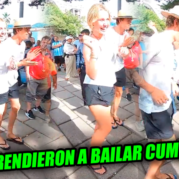 Extranjeros se fueron al Centro Histórico y aprendieron a bailar cumbia