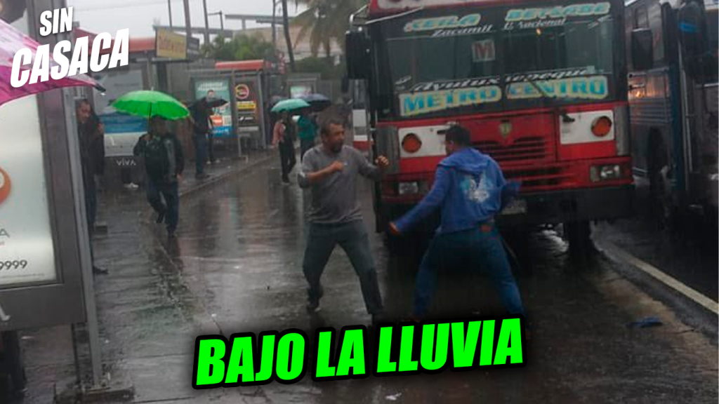 Motoristas se van a los golpes bajo la lluvia frente a MetroSur