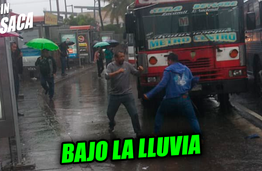 Motoristas se van a los golpes bajo la lluvia frente a MetroSur